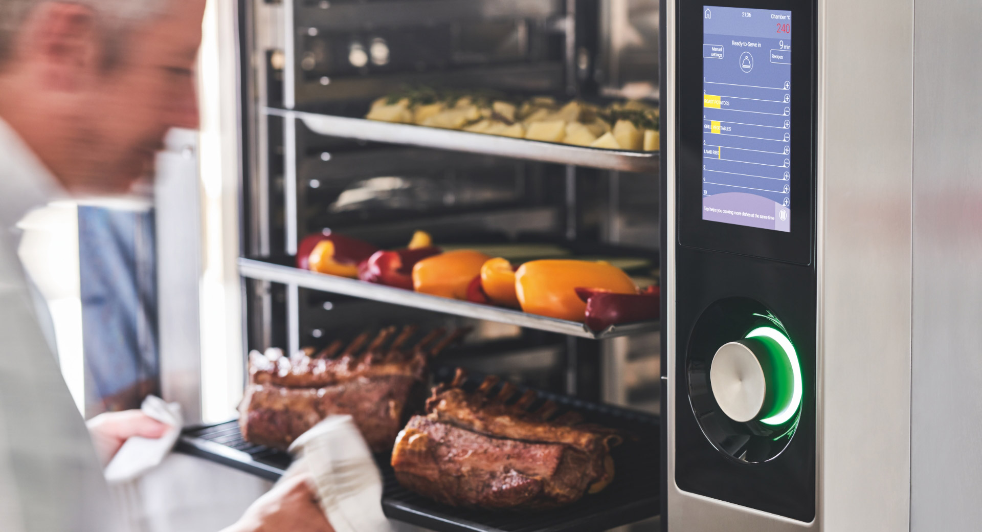 Chef che cucina su cucina Tecnoinox